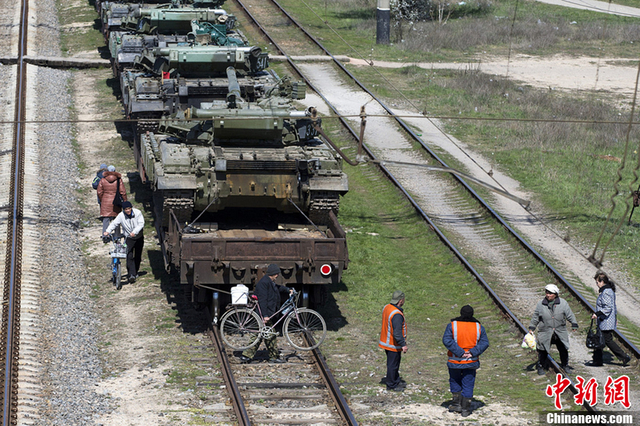 俄军T-72B坦克将被运送至前乌克兰军事基地