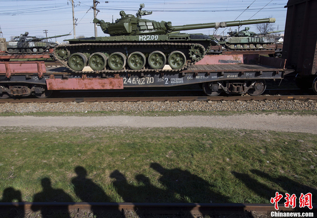 俄军T-72B主战坦克运抵克里米亚