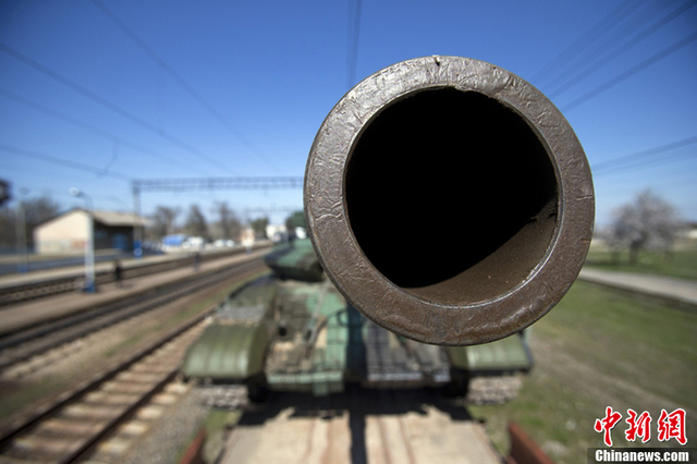 俄军T-72B主战坦克炮口