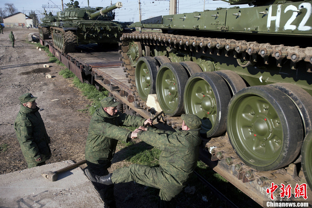 俄军向前乌克兰军事基地部署T-72B主战坦克