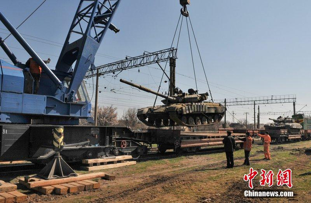 大量坦克被运离军事基地