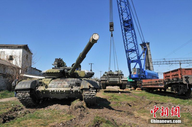 大量坦克被运离军事基地