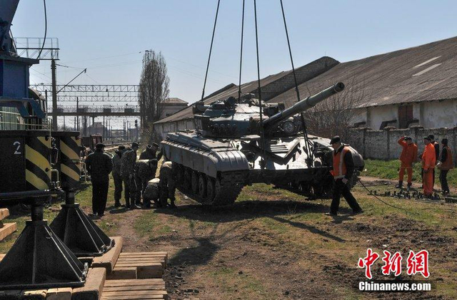 大量坦克被运离军事基地