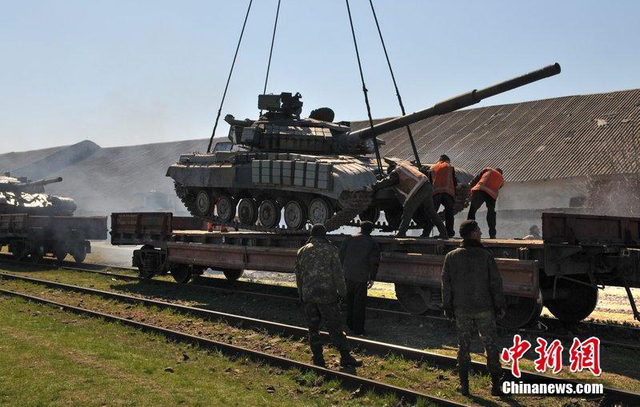 乌克兰从克里米亚撤军大量坦克被运离军事基地