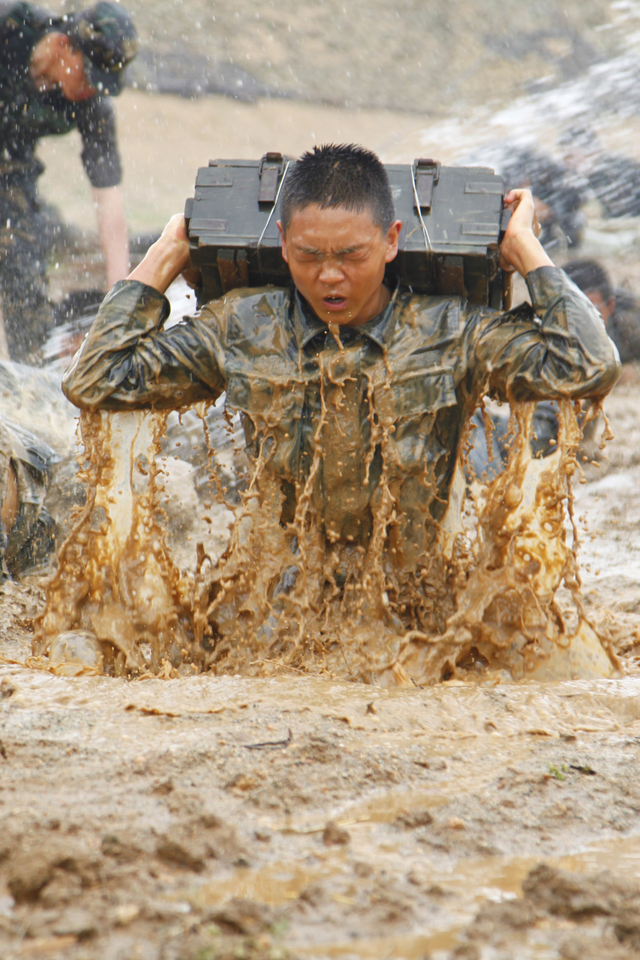 特战旅官兵在进行意志障碍训练