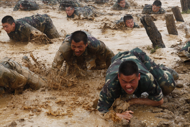 某特战旅官兵在进行意志障碍训练