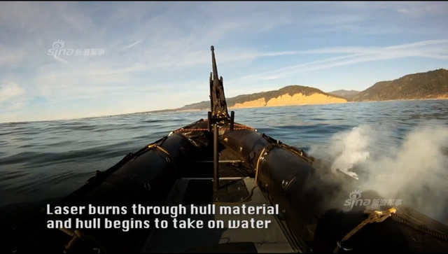 图中右下侧艇身冒出阵阵烟雾