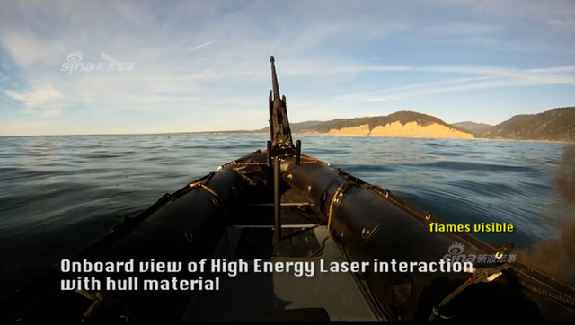 图中右下侧艇身冒出阵阵烟雾