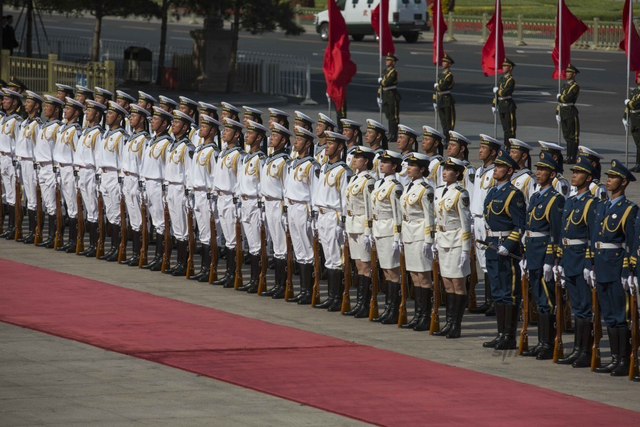 海军女仪仗队员与男队员共同列队