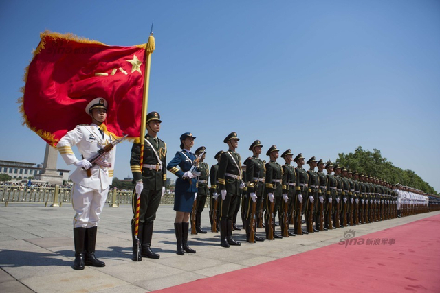 女子仪仗兵亮相外交礼仪接受检阅