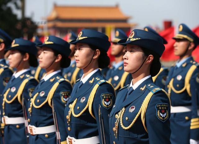 我首批仪仗女兵接受检阅