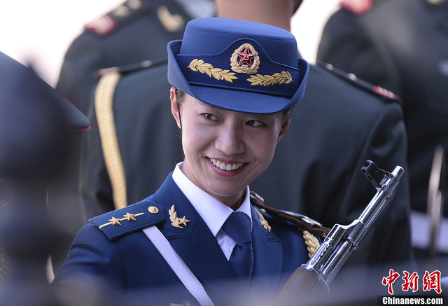 仪式前仪仗兵作相关准备