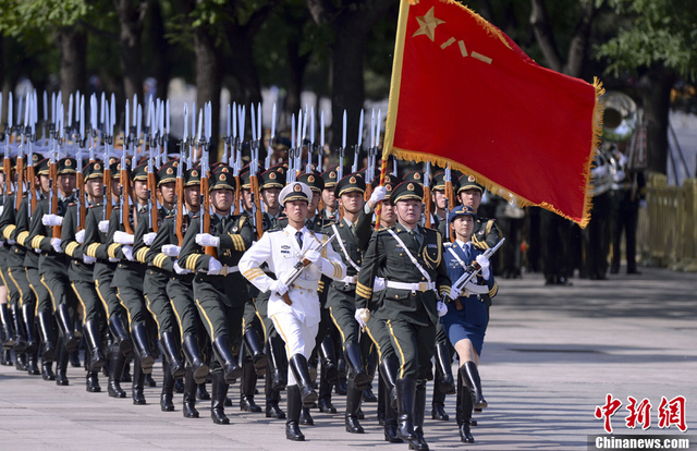 三军仪仗队首现女仪仗兵身影