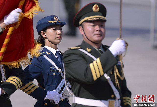 三军仪仗队首现女仪仗兵身影
