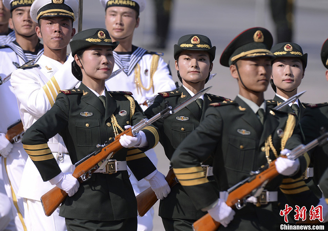 三军仪仗队首现女仪仗兵身影