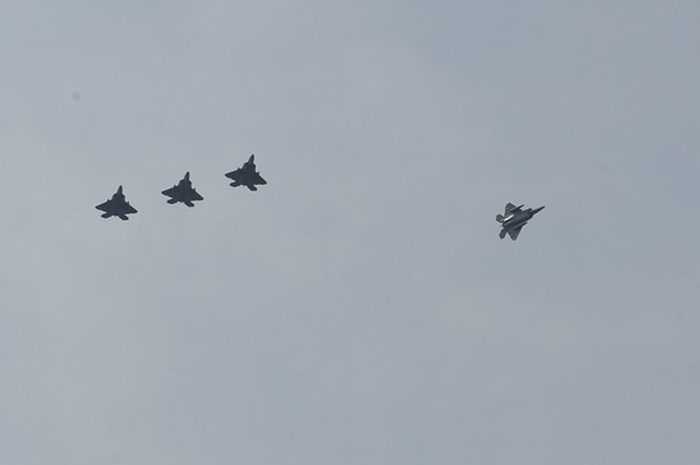 美军F-22战斗机在马来西亚上空飞行