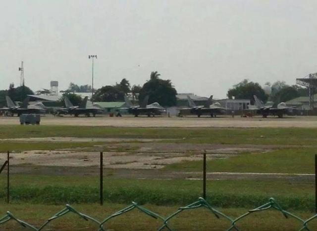停放在马来西亚空军基地内的美军F-22战机2