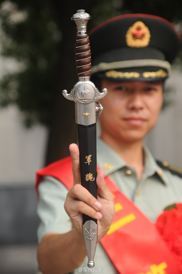 男毕业学员展示军魂佩剑