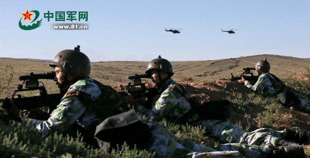 红军机步旅步兵英勇奋战逼近蓝军阵地前沿