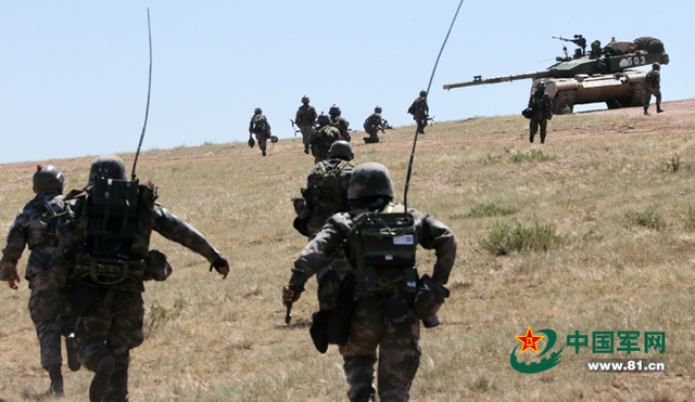 红军机步旅付出重大代价攻上蓝军核心阵地