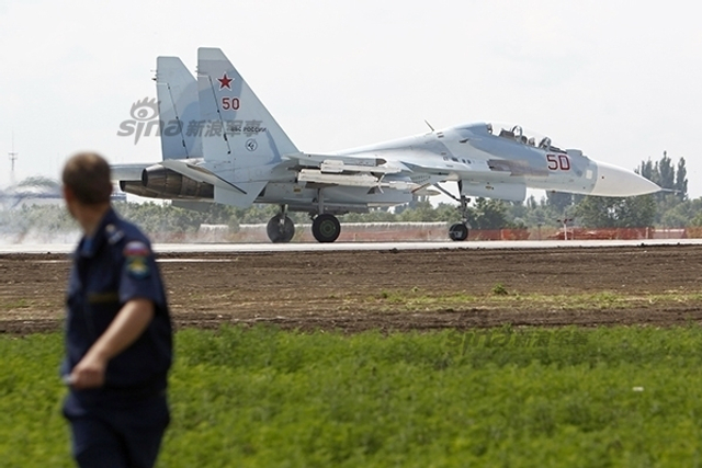 苏-30MK2战机降落