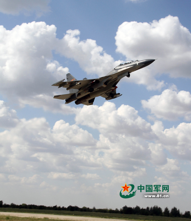 中国空军苏-30战机成功实施赴俄后首场飞行训练