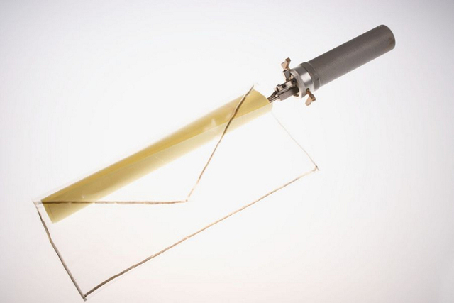 书信被钳子卷起的情形