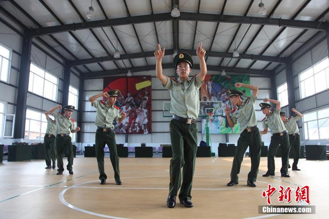 武警战士版小苹果出炉2