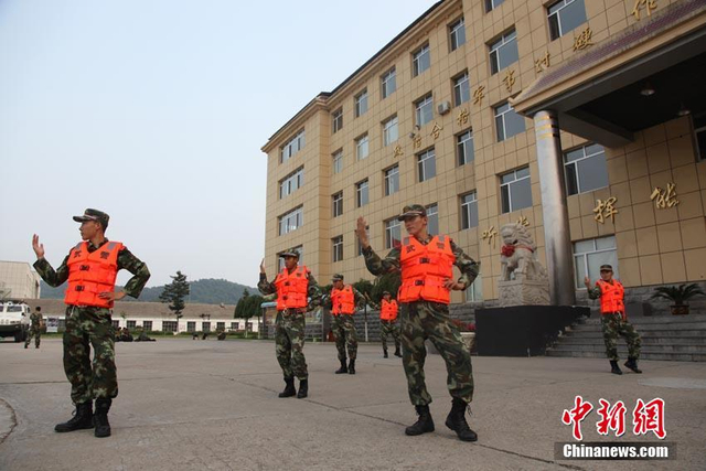 武警战士版小苹果出炉7