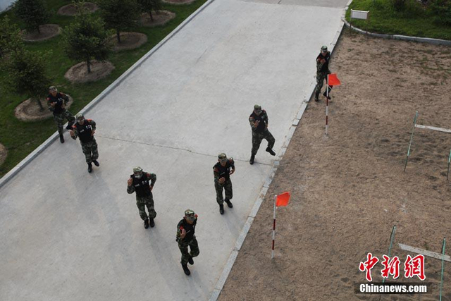 武警战士版小苹果出炉8