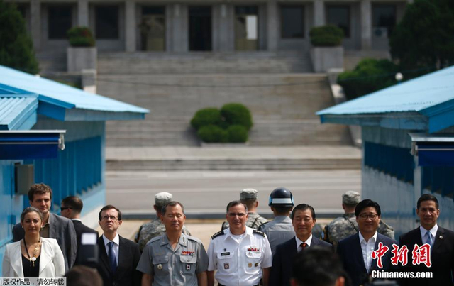 韩美联合司令部官员在板门店合影
