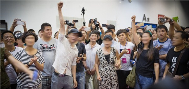 大连成人展现场抗议群众