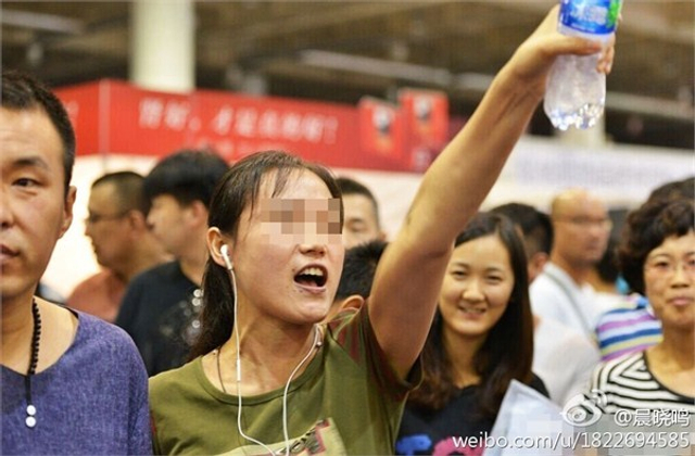 大连成人展现场抗议群众