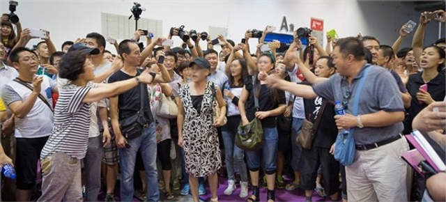 大连成人展现场抗议群众
