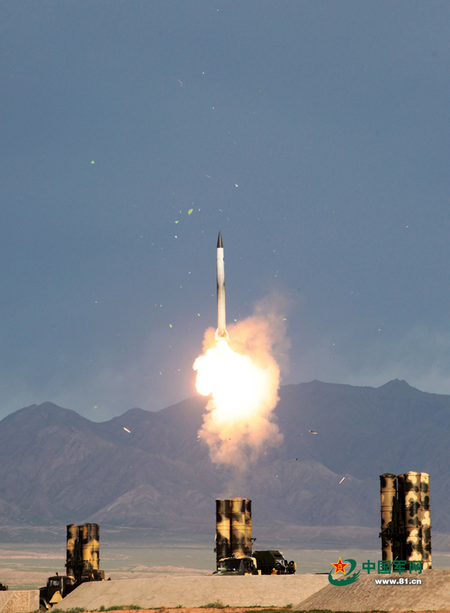 S-300PMU2防空导弹发射