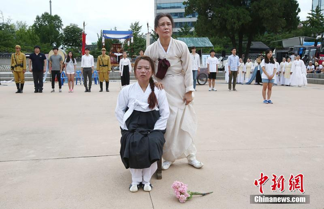 韩国街头现慰安妇主题话剧