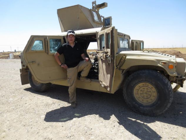 汤川遥菜在悍马车前留影