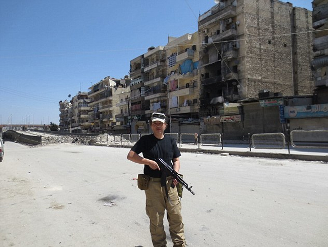 汤川遥菜手持AK步枪照片