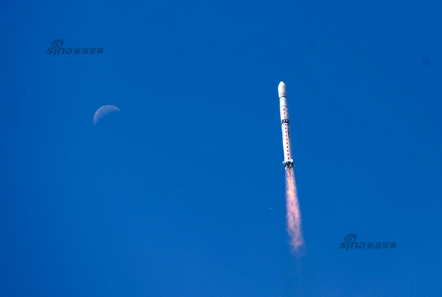 我长征火箭“擦月而过”