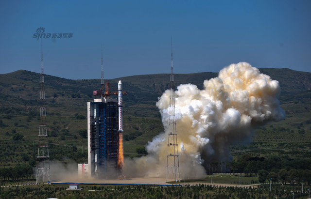 长征四号乙运载火箭点火升空