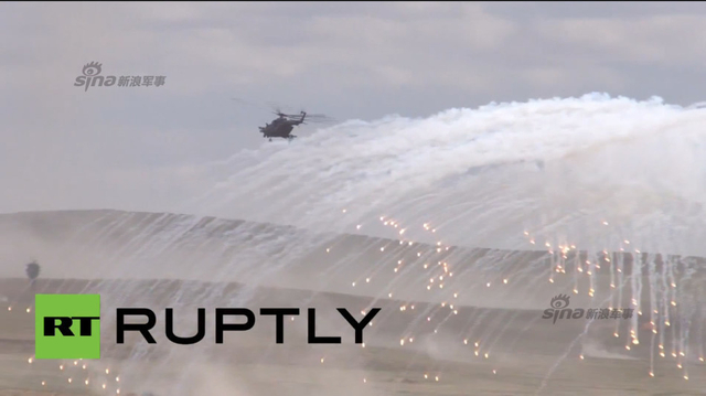 俄军参演直升机编队发射干扰弹