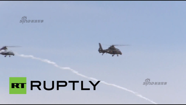 武直19与武直10编队发射干扰弹