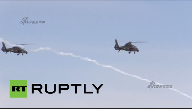 武直19与武直10编队发射干扰弹2