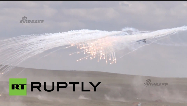 俄军参演直升机编队发射干扰弹2