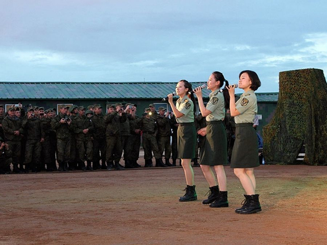 中俄文工团美丽女兵们助阵上合军演2