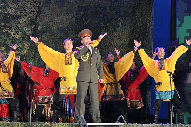 中俄文工团美丽女兵们助阵上合军演10