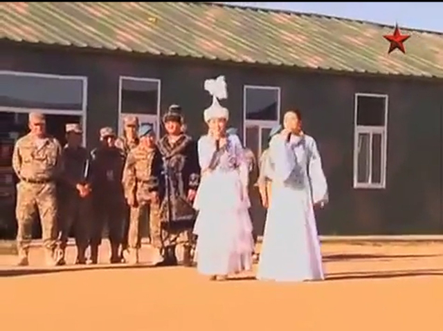 参演国美丽女兵们助阵上合军演