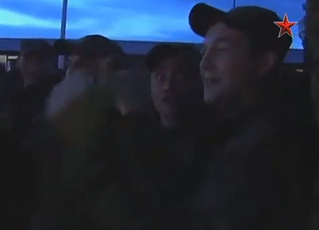 观看表演的俄军士兵激动了
