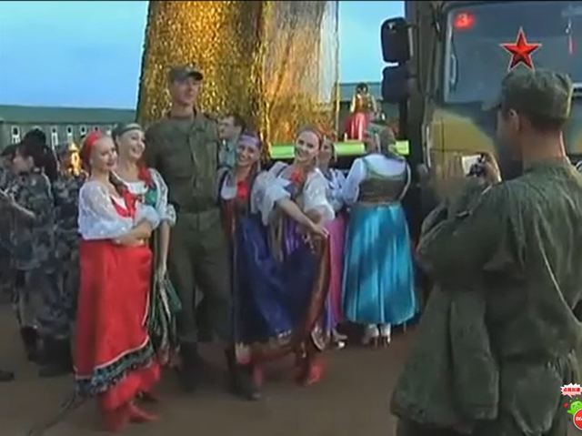 俄文工团漂亮姑娘与大个俄军合影