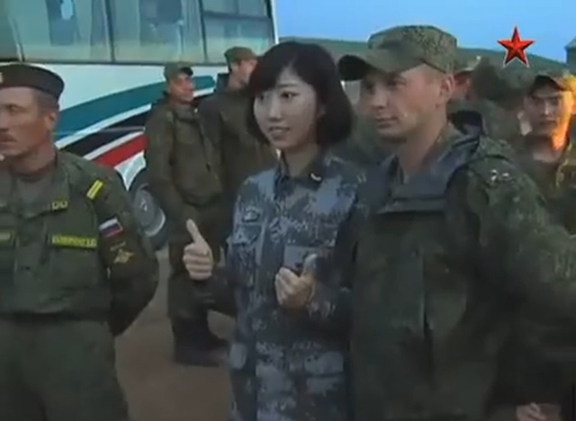 俄军士兵与解放军女兵合影